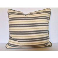 Grün Gestreifter Kissenbezug, Paspeliertes Baumwoll-Canvas Kissen, 18x18 von AngieandLois