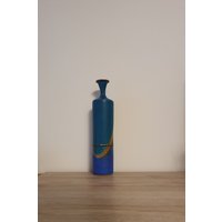 Art Pottery Knospe Vase, Signiert Kk, Türkis, Blau Und Orange Art Pottery Knospe Vase, Signiert Kk, Türkis, Blau Und Orange von Angytich