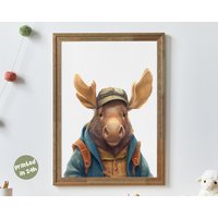 Elch Moochy | Abenteurer Porträt Neutrale Kinderdrucke Wald Kinderzimmer Kunst Druckartikel I Waldtiere Eco Poster Wildtiere von Animalismus