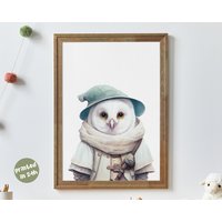 Schneeeule Der Zauberer Portrait | Neutrale Kinderdrucke Olly Wintervogel Wald Kinderzimmer Kunst Grosse Kunstdruck Waldtier von Animalismus