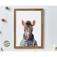 Zebra Abenteurer Portrait | Neutrale Kinderdrucke Wand-Kinderzimmer-Tierkunst Single-Poster Löwe Druckte Kunst I Tiere in Kleidung von Animalismus