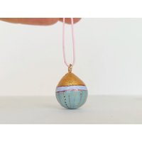 Weihnachtsbaumschmuck, Miniatur-Hängedekoration, Polymerton, 1, 7 X 2, 0 cm | 0, 67 0, 79 0, 67 Zoll Weihnachtsbaumschmuck, Miniatur-Hängedekoration, Polymerton, 1, 7 X 2, 0 cm | 0, 67 0, 79 0, 67 Zoll von AnimalsAndStrangers