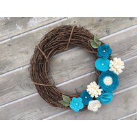 Frühlingskranz, Rustikaler Kranz, Ganzjahreskranz, Teal-Türkis-Filzblumen, Filzblumenkranz, Handgemachtes Dekor von AnitaRexDesigns