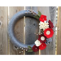 Weihnachtsgarnkranz, Silberkranz, Weihnachtskranz, Filzblumenkranz, Weihnachtsdekoration Weihnachtsgarnkranz, Silberkranz, Weihnachtskranz, Filzblumenkranz, Weihnachtsdekoration von AnitaRexDesigns