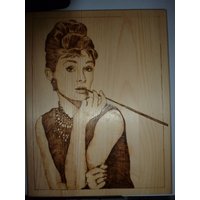 Audrey Hepburn Lindenholz Holz Burning Kunst-Brandmalerei Plaque - 16 "x 11" Mit Rinde Rand von AnitasCraftShop