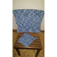 Gestricktes Handtuch Mit Läppchen Für Bad Oder Küche in Blautönen Gestricktes Handtuch Mit Läppchen Für Bad Oder Küche in Blautönen von AnjaClauberg