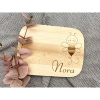 Brett Frühstücksbrett Schneidebrett Kinderbrett Geschenk Geburtstag Weihnachten Küche Junge Mädchen Biene Name Namensbrett Holz Braun Brett Frühstücksbrett Schneidebrett Kinderbrett Geschenk Geburtstag Weihnachten Küche Junge Mädchen Biene Name Namensbrett Holz Braun von AnkeskreativeSuite