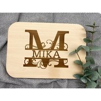 Frühstücksbrett Monogramm Schneidebrett Brett Geschenk Geburtstag Weihnachten Junge Mädchen Name Namensbrett Holz Braun Personalisiert von AnkeskreativeSuite