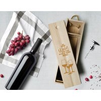 Weinbox Mit Gravur | Weinkiste Geschenk Individuell Gestalten Als Hochzeitsgeschenk Weinpräsent Holzoptik Weinbox Mit Gravur | Weinkiste Geschenk Individuell Gestalten Als Hochzeitsgeschenk Weinpräsent Holzoptik von AnkeskreativeSuite