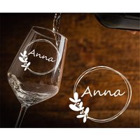Weinglas Mit Gravur | Personalisiertes Zur Hochzeit Gravierte Weingläser Zum Verschenken Firmenlogo von AnkeskreativeSuite