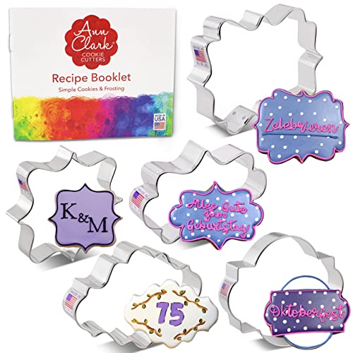 Ann Clark Cookie Cutters 5-teiliges Plätzchenausstecher-Set mit Rezeptheft quadratischem Schild, ovalem Schild, Fotoplade, langer schicker Plakette und LilaLoa's quadratischer Plakette von Ann Clark Cookie Cutters