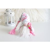Flamingo Gnom, Sommer Gnom Dekor, Bauernhaus Rosa Slouchy Hut Tiered Tablett von AnnDesignHomeDecor
