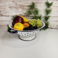 Emaille Sieb, Vintage Weiß Und Kobalt Blau Sieb von AnnMarnieGoods