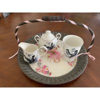 Rundes Metall Serviertablett/Korb Mit Henkel, Tee Kaffee - Und Obsttablett, Verziert Servietten | Decoupage & Fertiges Hochglanzharz von AnnaEartUS
