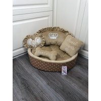 Beige Polka Dot Hundebett Personalisiertes Couture Haustierbett von AnnaHappydog