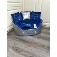 Blaues Und Silbernes Luxus Hundebett Kunstleder Haustierbett Designer Veganes Leder Personalisiert Hundehaus Silber von AnnaHappydog