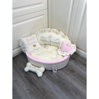 Creme Und Baby Rosa Personalisiertes Hundebett Benutzerdefiniertes Designer Haustierbett Katzenbett Welpe Bett Luxus Bett Creme Und Baby Rosa Personalisiertes Hundebett Benutzerdefiniertes Designer Haustierbett Katzenbett Welpe Bett Luxus Bett von AnnaHappydog