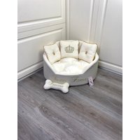 Creme Und Gold Luxus Personalisiertes Hundebett Königliches Designer Haustierbett Katzenbett Nach Maß Aus Kunstleder von AnnaHappydog
