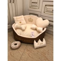 Creme Und Goldenes Personalisiertes Hundebett Königliches Designer Haustierbett Katzenbett Nach Maß Aus Kunstleder von AnnaHappydog