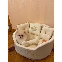 Creme Und Goldener Luxus Personalisiertes Hundebett Royal Designer Haustierbett Katzenbett Nach Maß Kunstleder von AnnaHappydog