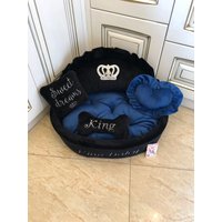 Dunkelblaues Und Schwarzes Prinzen Hundebett Mit Krone Funkelt Designer Haustierbett Katzenbett Luxus Maßgeschneiderte Marine Welpe Bett Männliches von AnnaHappydog