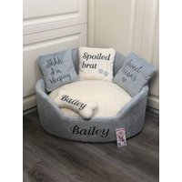 Graues Und Creme Personalisiertes Hundebett Designer Haustierbett Katzenbett Personalisiertes Hundehaus in Elfenbein Grau Luxus von AnnaHappydog