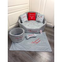 Graues Und Rotes Designer Hundebett Haustierbett Katzenbett Personalisiertes Geburtstag Hund Beige Bett von AnnaHappydog