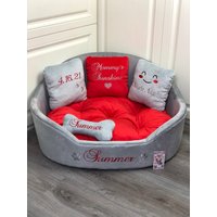 Graues Und Rotes Personalisiertes Hundebett Designer Haustierbett Katzenbett Personalisiertes Geburtstag Hund Beige Bett von AnnaHappydog