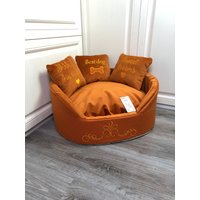 Orange Luxus Hundebett Personalisiertes Prinzessin Für Hund Ukrainisch Designer Support Ukraine von AnnaHappydog