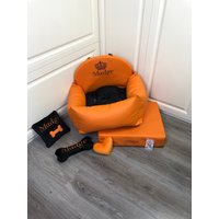 Personalisierter Hundesitz Orange Und Schwarz Hundeniete Kit Designer Auto Sitz Luxus Hundebett Für Unterwegs Custom Hund Kunstleder Autositz von AnnaHappydog