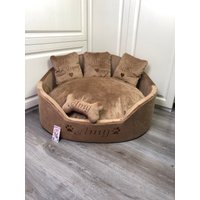 Personalisiertes Braunes Hundebett Designer Haustierbett Hundehaus in Beige Luxusbett Geburtstagshund von AnnaHappydog
