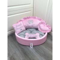 Pinkes Und Graues Prinzessinnen Hundebett Personalisiert Designer Haustierbett Katzenbett Medium Oder Kleines Luxus Baby Rosa Kariert Welpe Bett von AnnaHappydog