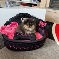 Personalisiertes Schwarz-Rosa Haustierbett Minky Fell Hunde -/Katzenbett Mit Strasskrone von AnnaHappydog
