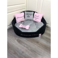 Schwarz Und Baby Rosa Personalisiertes Hundebett Personalisiertes Luxus Haustierbett Geburtstag Hund Geschenk Spielzeug von AnnaHappydog