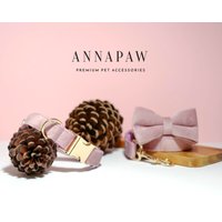 Dusty Pink Velvet Hundehalsband Leinen Set, Personalisierte Hundezubehör, Mädchen Samt Halsband, Luxus Mit Eingraviertem Namen, Neues Welpen Halsband von AnnaPawCo