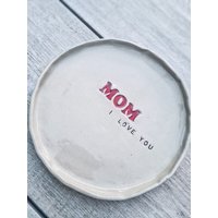 Keramik Teller Weiß Mit Aufschrift Mom, Geschirr Handgemacht- Steinzeug Keramik-Platte Handbemalt - Geschenkidee Für Mama, Freundin von AnnaValentinHandmade