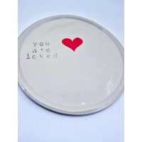Keramik Teller Weiß Mit Herz Und Aufschrift, Geschirr Handgemacht- Steinzeug Keramik-Platte Handbemalt - Geschenkidee Für Mama, Freundin von AnnaValentinHandmade