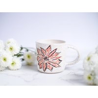 Tasse Keramik- Handbemalt- Weißer Becher Mit Henkel-Kaffeetasse Gravierter Blume - Geschenkidee Mama von AnnaValentinHandmade