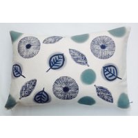 Handgedrucktes Blatt Kissenbezug Skandi Style Kissen | 40 X 60 cm von AnnapatatStudio