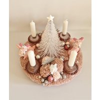 Adventskranz Weihnachtsdeko Kranz Tischschmuck Gesteck Weihnachten Kerzen Mehrjährig Groß Rund Rosa Silber Weiß Adventskranz Weihnachtsdeko Kranz Tischschmuck Gesteck Weihnachten Kerzen Mehrjährig Groß Rund Rosa Silber Weiß von AnnasDeko