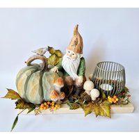 Handgefertigtes Herbstgesteck Auf Holzbrett Mit Windlicht, Ahornblättern & Pilzen | Einzigartige Herbstdeko in Orange, Grün Und Beige Handgefertigtes Herbstgesteck Auf Holzbrett Mit Windlicht, Ahornblättern & Pilzen | Einzigartige Herbstdeko in Orange, Grün Und Beige von AnnasDeko