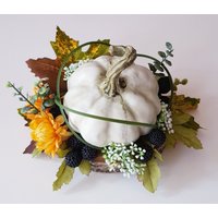 Herbstgesteck Mit Kürbis & Seidenblumen - Tischdeko Auf Holzscheibe | Handgemachte Herbstdekoration Von Annasdeko von AnnasDeko
