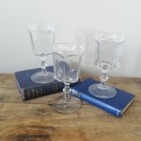 Vintage Set Von 3 Gläsern, Sockel, Panel Style, Schweres Mcm Glas von AnneLouiseVintageCo