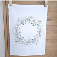 Baumwoll-Geschirrtuch Mit Blauer Und Beiger Aquarellkrone von AnnetteetJeanne