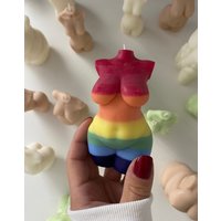 Bodycandle Rainbow Pride Flag | Torsokerze Mit Regenbogen Lgbtq+ Flagge von AnnieCandlesCo