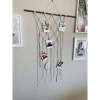 Makramee Fotowand „Karla" Macrame Geknüpft Geschenk Deko Homedecor Polaroid Wandbehang von AnnieMarDesign