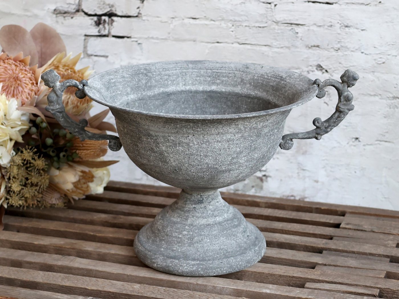 Annimuck Dekoschale Chic Antique Schale Vintage grau Metall Pokal H44/L32/B27 cm (1 St) von Annimuck