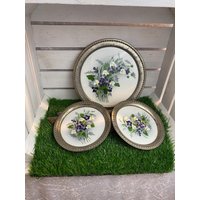 2 Vintage Untersetzer Mit Passender Platte, Blumen Motiv Blättern, Keramik Spritzdekor, Metallrand, Zinn? von AnnodazumalShop