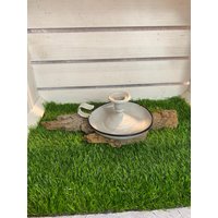 Vintage Emaille Kerzenhalter, Kerzenleuchter Mit Griff, Kammerleuchter Weiss Blau Emaille, Shabby Chic, Ca. 30Er 40Er Jahre von AnnodazumalShop