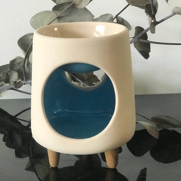 Anoq Duftlampe aus Keramik mit Holzfüssen von Anoq
